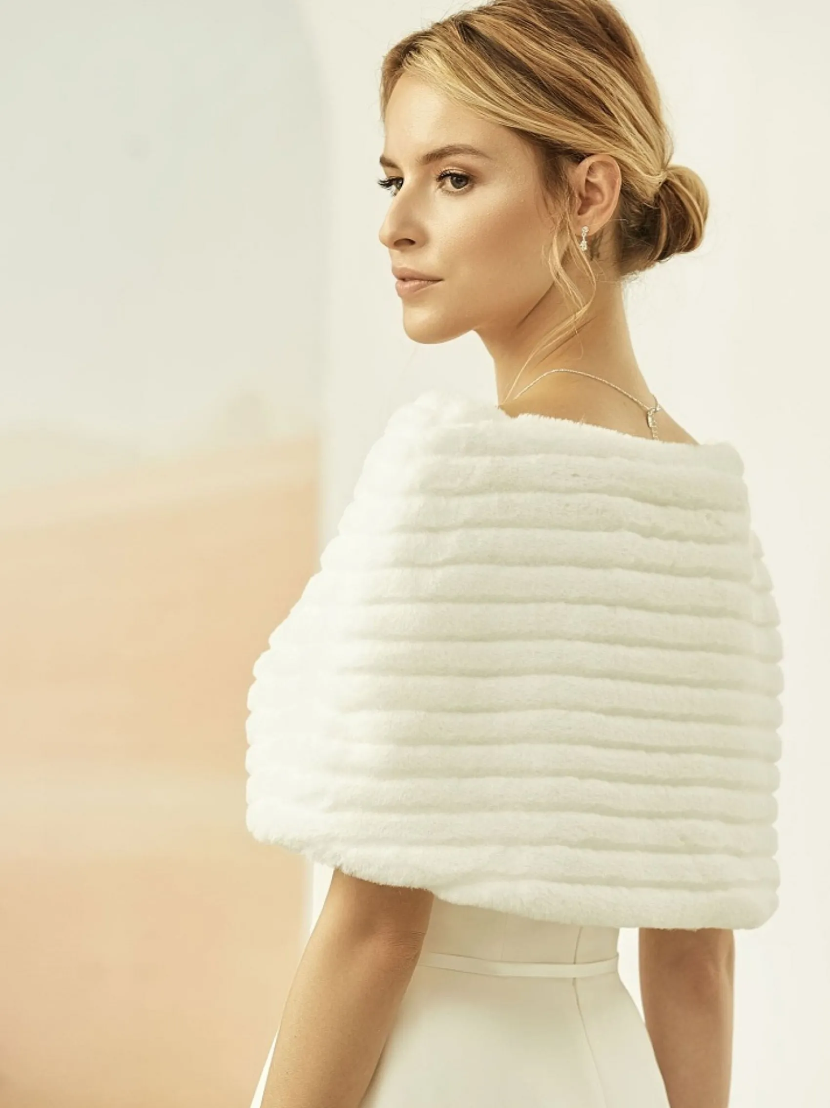 Bianco Evento Faux Fur Jackets, Capes And Shawls | Wedding Capes & Wraps*Bianco Faux Fur Wedding Cape E329 Ivory