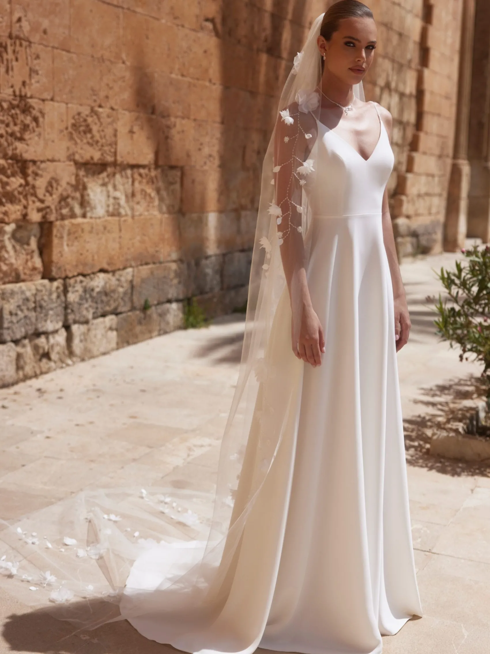 Bianco Evento Single Tier Veils | Chapel Length & Cathedral Veils*Bianco Single Tier Floral Embroidered Cathedral Veil S520 Ivory