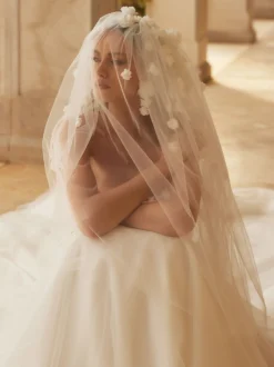 Bianco Evento Single Tier Veils | Fingertip Veils*Bianco Single Tier Cut Edge Short Veil with 3D Flowers S493 Ivory