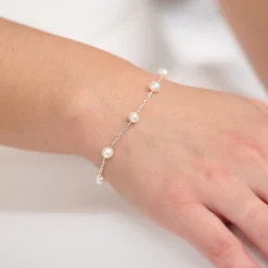 Lace & Favour Bridesmaid Gifts | Pearl Jewellery*Elenoa Dainty Pearl Chain Bracelet Ivory/ Silver
