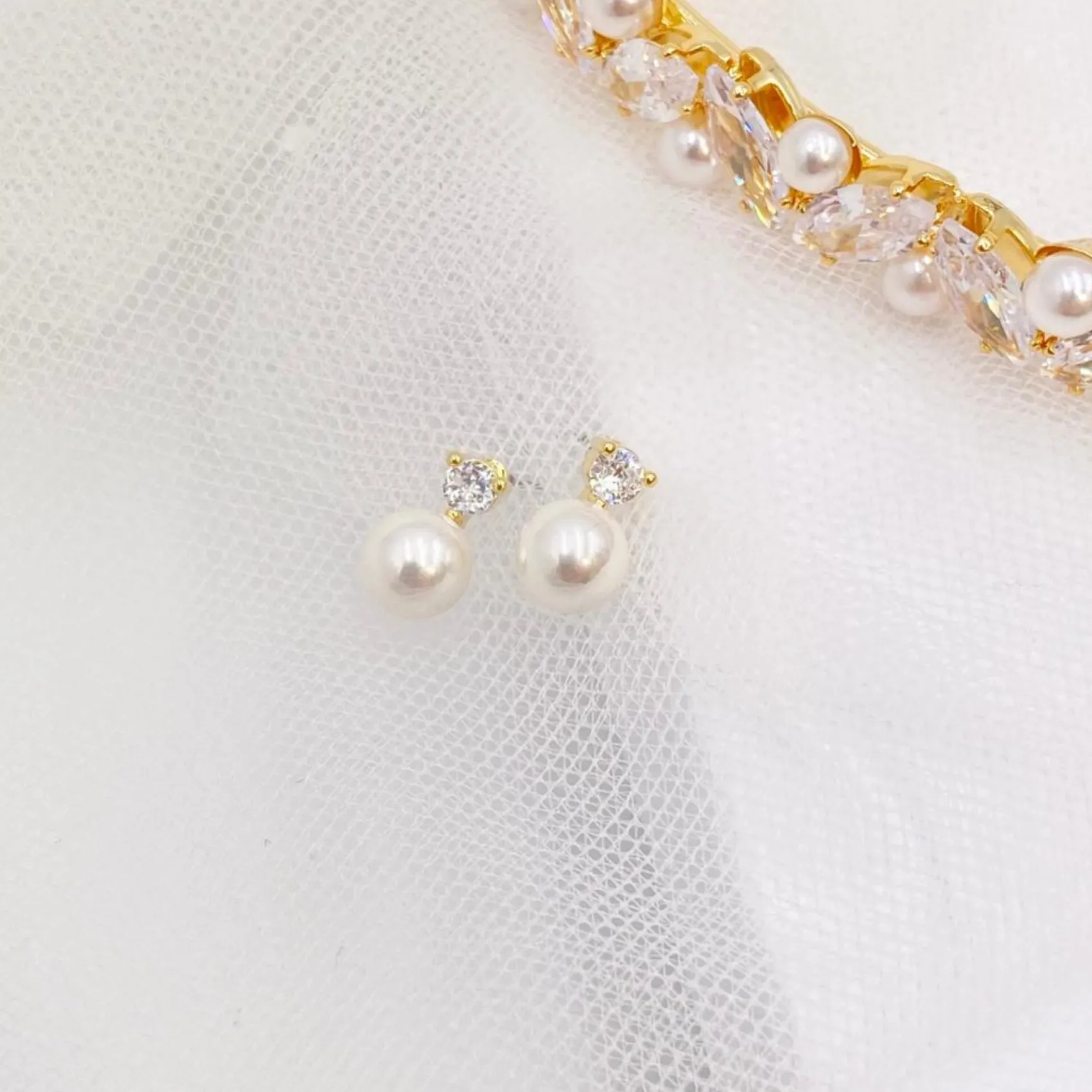 Lace & Favour Bridesmaid Gifts | Pearl Jewellery*Evie Gold Dainty Pearl Stud Earrings Ivory/ Gold