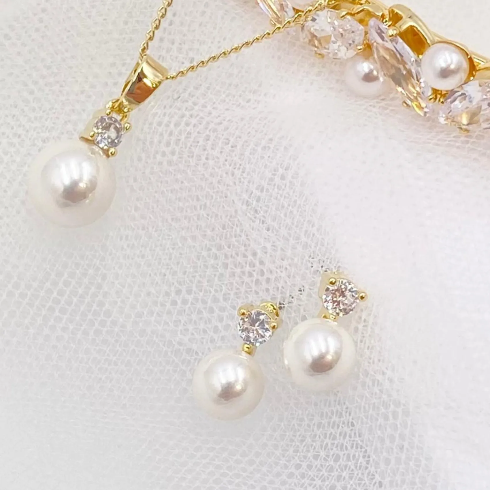 Lace & Favour Bridesmaid Gifts | Pearl Jewellery*Evie Gold Dainty Pearl Stud Earrings Ivory/ Gold