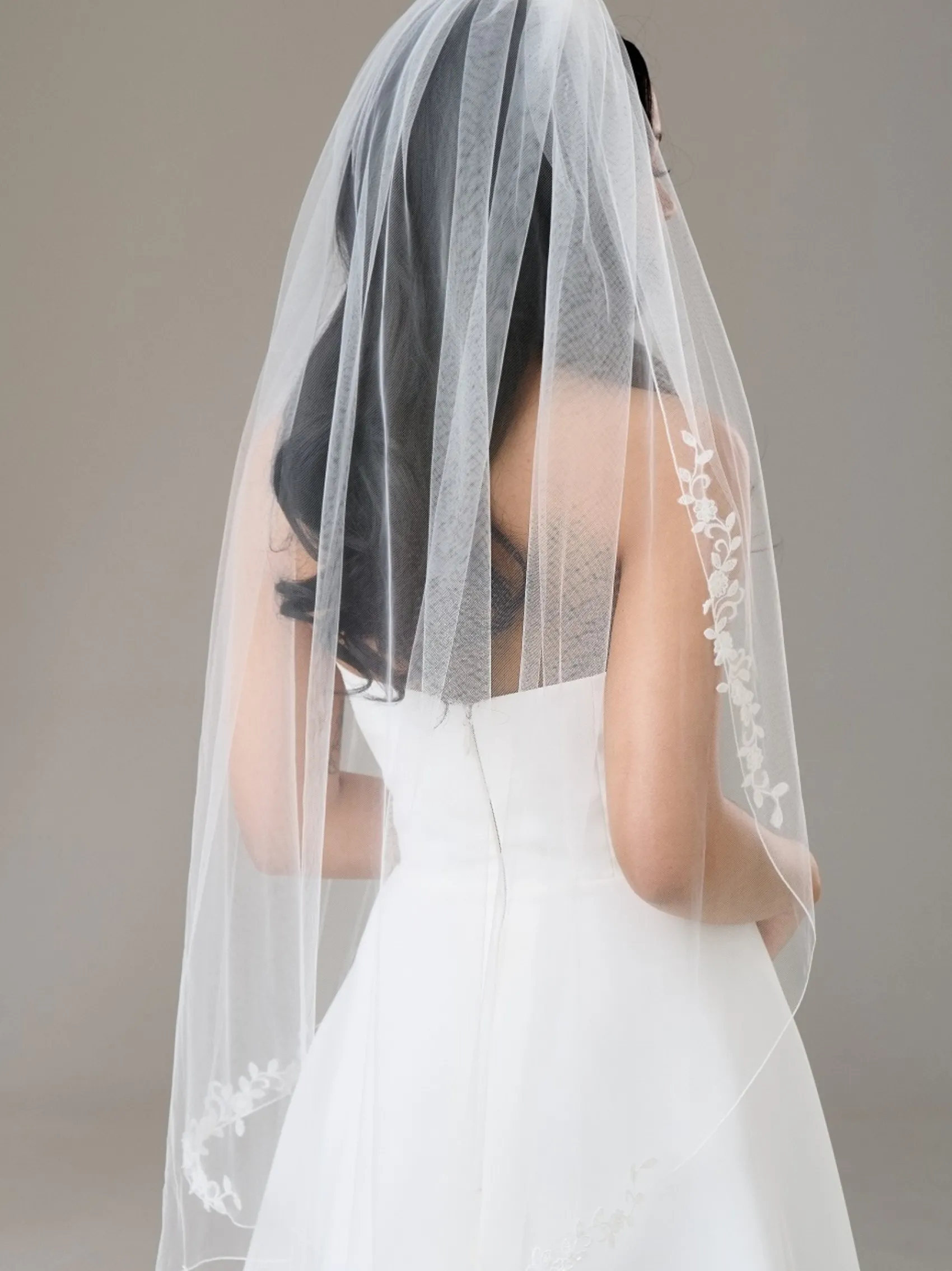 Twilight Designs Single Tier Veils | Fingertip Veils*Montrose Single Tier Corded Edge Veil with Floral Lace Motifs Ivory