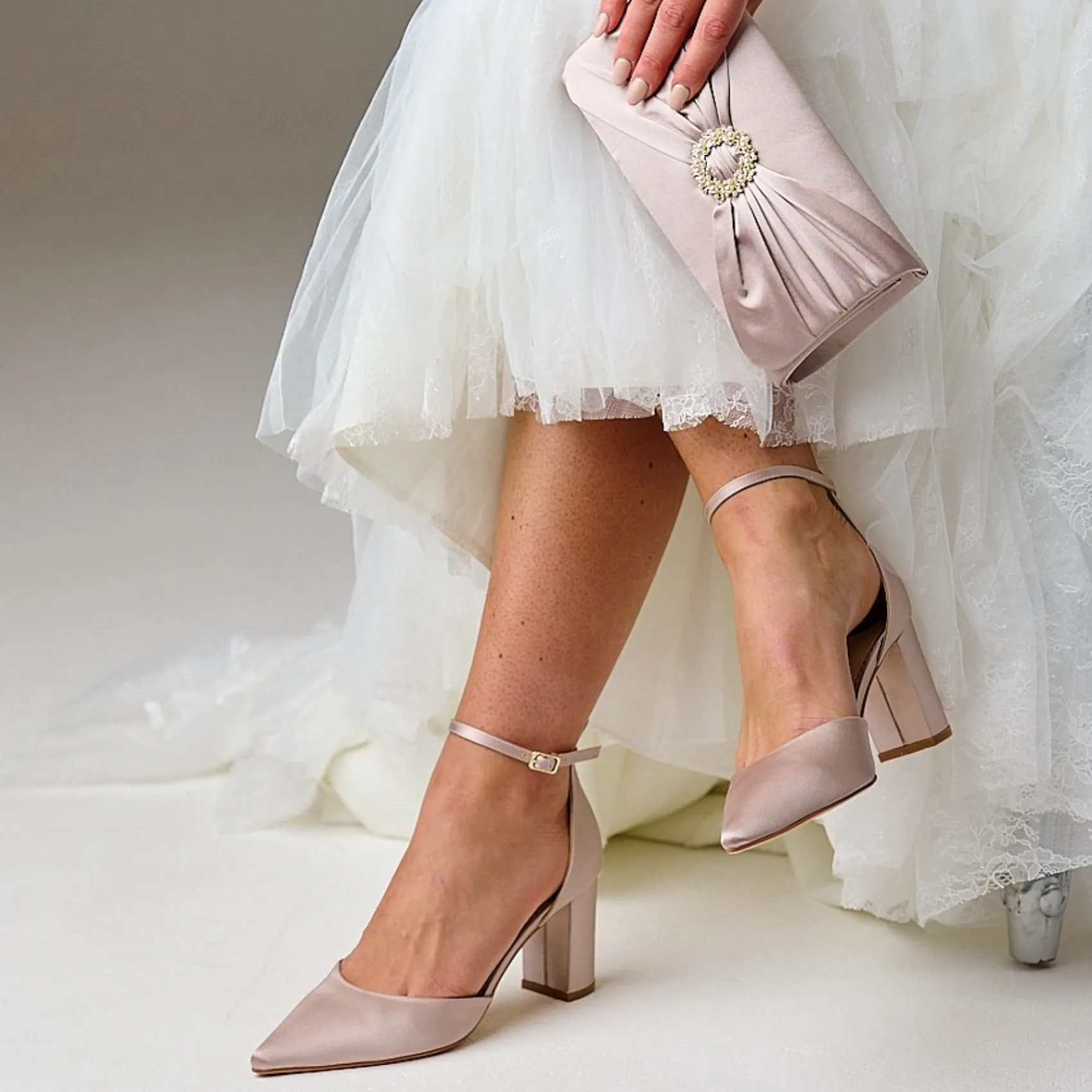 Perfect Bridal Occasion Handbags*Harlow Satin Pearl Brooch Clutch Bag Taupe