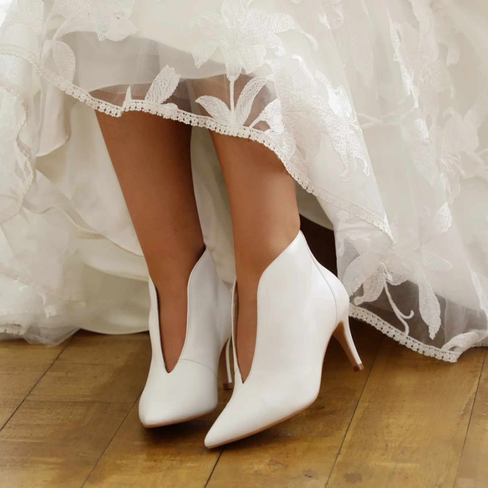 Perfect Bridal Wedding Shoes | Mid Heel*Zara Leather Pointed Toe V Front Wedding Boots Ivory