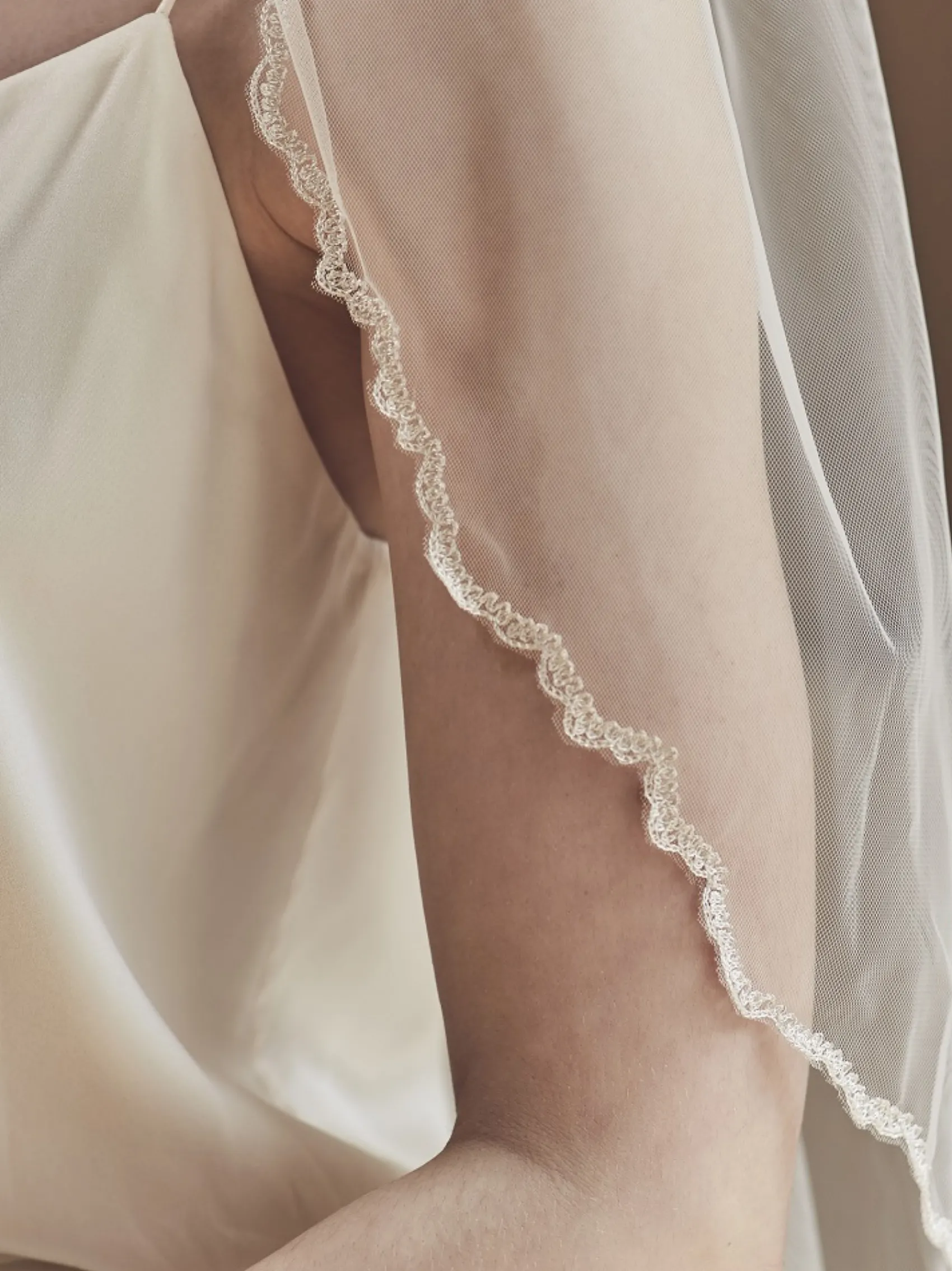 Rainbow Club Single Tier Veils | Elbow Length Veils*Gazania Embroidered Scalloped Edge Waist Length Veil Ivory