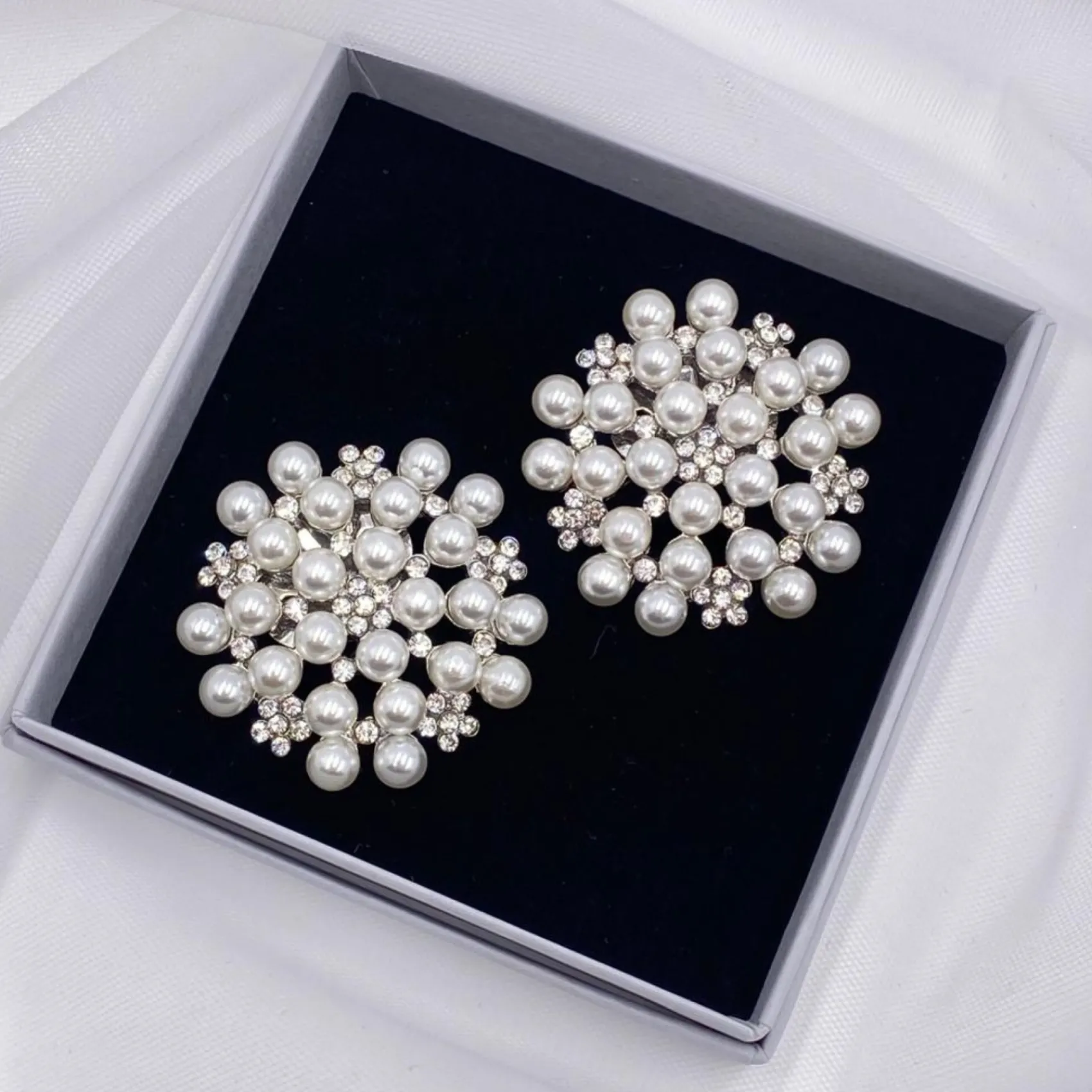 Lace & Favour Shoe Jewellery | Shoe Clips*Rivoli Pearl and Crystal Brooch Shoe Clips