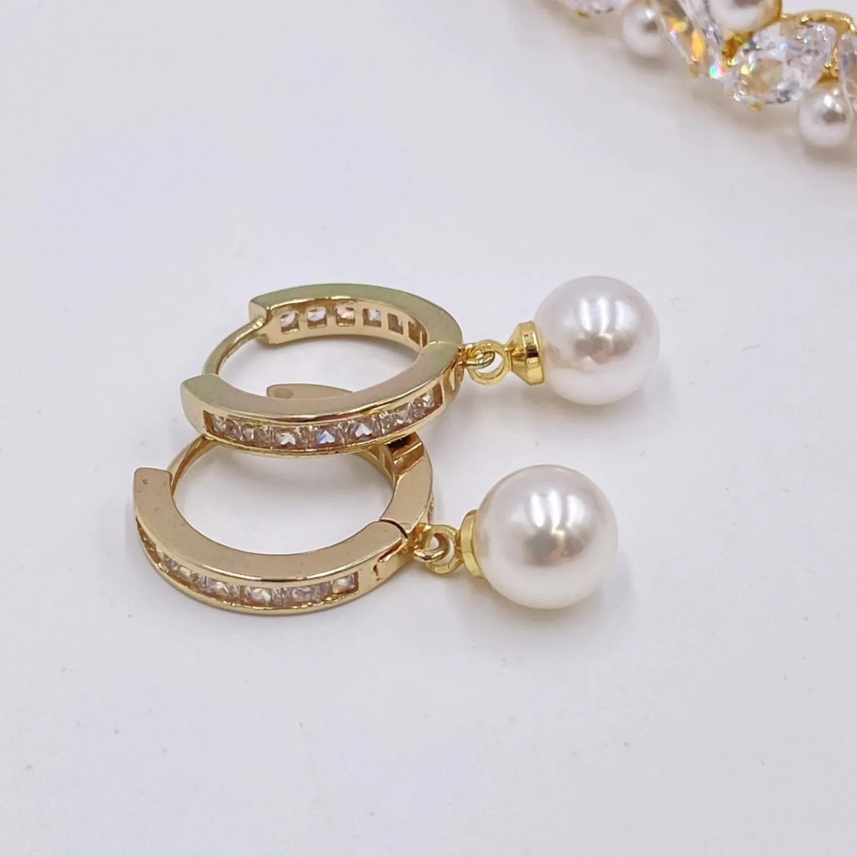 Lace & Favour Bridesmaid Gifts | Bride Gifts*Tahiti Gold Pearl Drop Crystal Huggie Hoop Earrings Ivory/ Gold