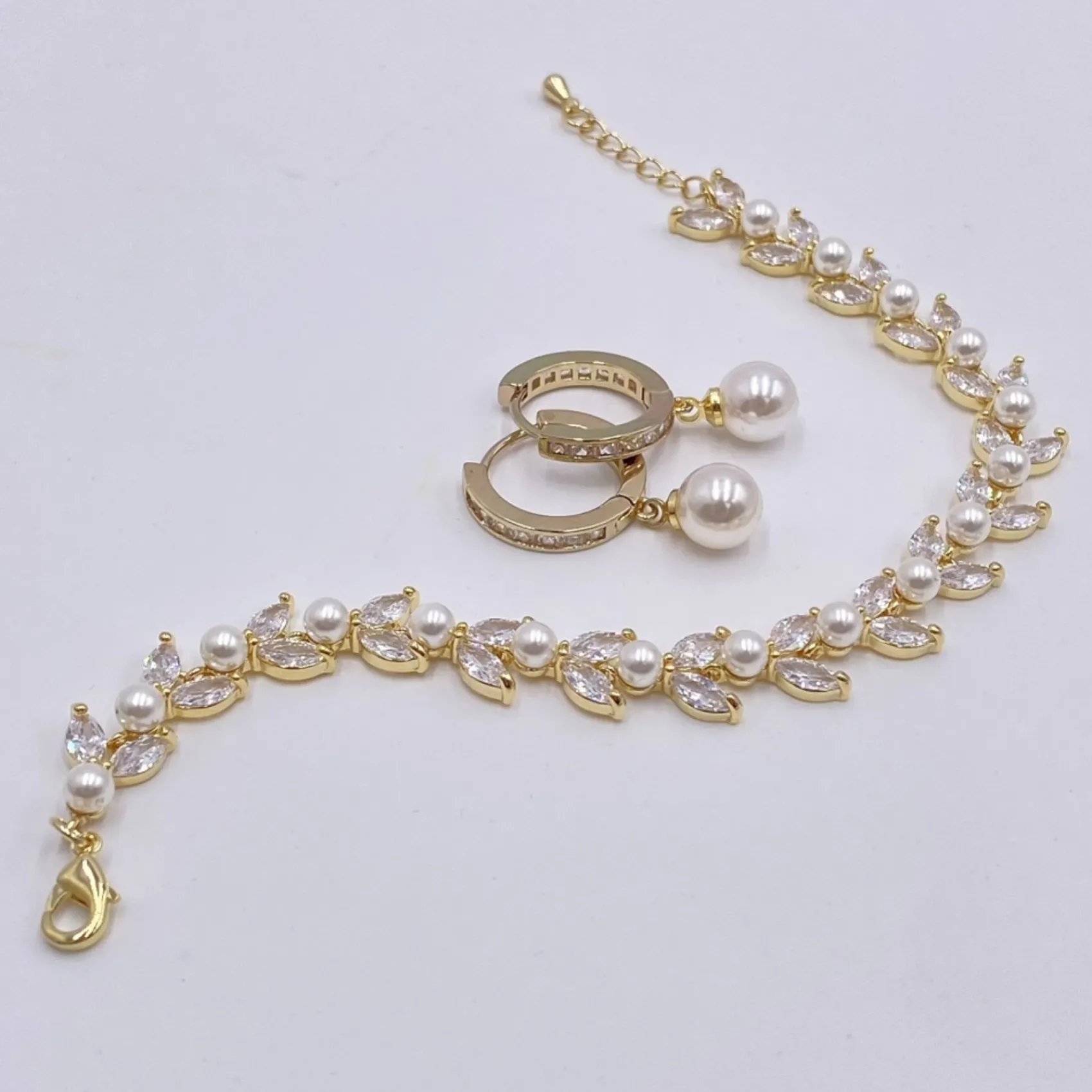Lace & Favour Bridesmaid Gifts | Bride Gifts*Tahiti Gold Pearl Drop Crystal Huggie Hoop Earrings Ivory/ Gold