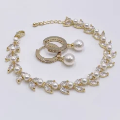 Lace & Favour Bridesmaid Gifts | Bride Gifts*Tahiti Gold Pearl Drop Crystal Huggie Hoop Earrings Ivory/ Gold