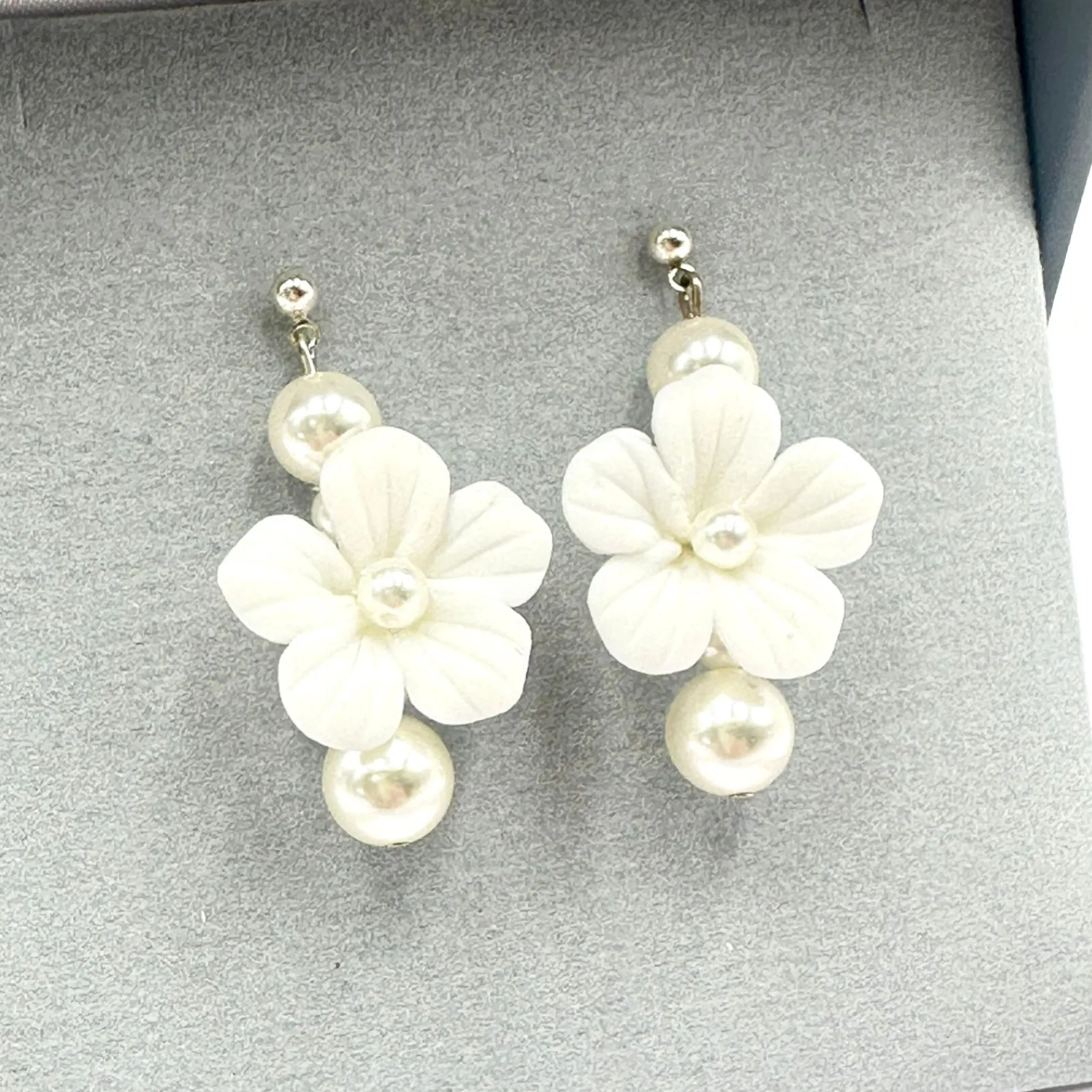 Beads & Beyond Pearl Jewellery | Silver Wedding Jewellery*Trixie Ivory Ceramic Flower and Pearl Drop Earrings Ivory/ Silver