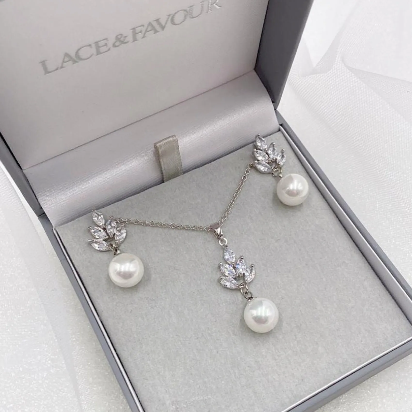 Lace & Favour Bride Gifts | Pearl Jewellery*Vienna Vintage Pearl Drop Bridal Jewellery Set
